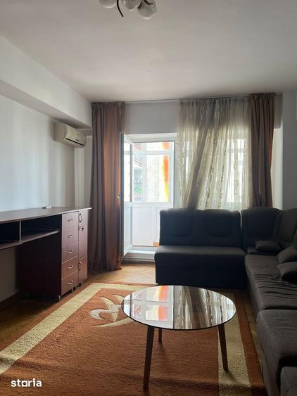 Apartament cu 3 camere decomandat în Calea București