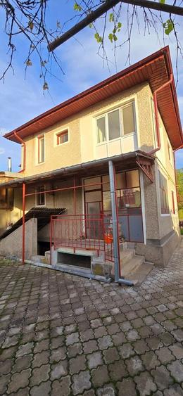 Casă individuală cu 7 camere cu Canalizare în Central