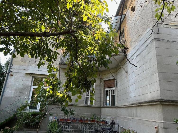 Casă cu 6 camere cu Teren 1000 Mp în Traian