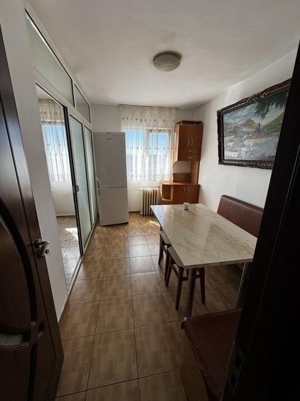 Apartament cu 3 camere decomandat în Craiovița Nouă