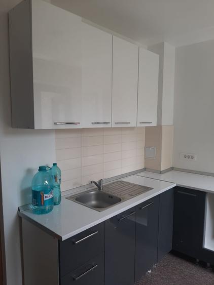 Apartament cu 5 camere decomandat în Romană