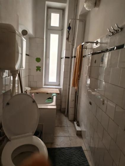 Apartament cu 3 camere semidecomandat în Victoriei