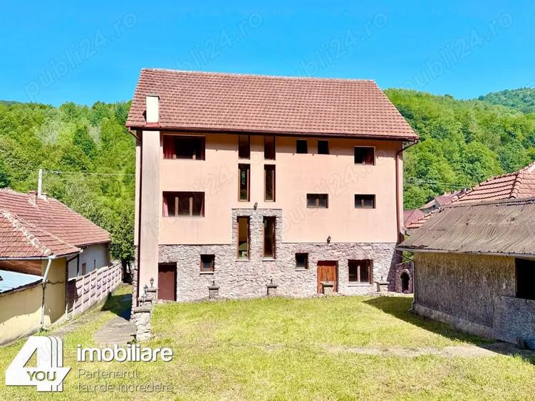 Casă cu 6 camere cu Teren 1180 Mp în Moneasa