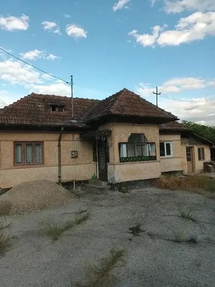Casă cu Teren 800 Mp în Brătășanca