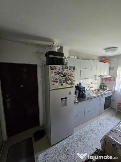 Apartament cu 3 camere semidecomandat în Dacia