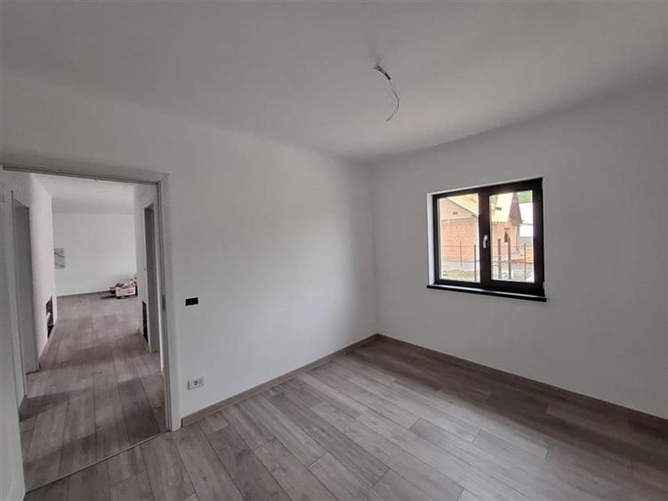 Casă individuală cu 4 camere cu Teren 400 Mp în 9 Mai
