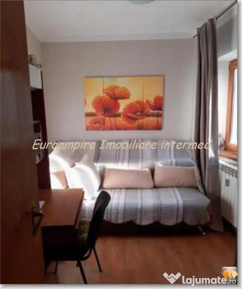 Apartament cu 3 camere semidecomandat în Central