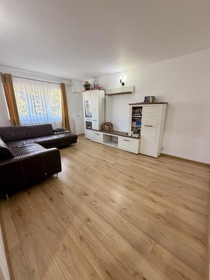 Apartament cu 3 camere decomandat, mobilat în Lipovei