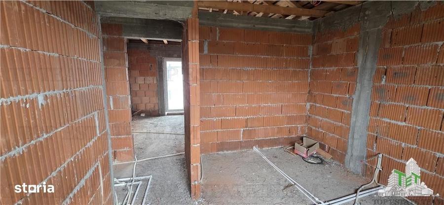 Casă cu 4 camere în Olteni