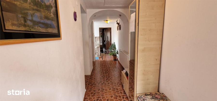 Casă cu 6 camere cu Teren 482 Mp în Central