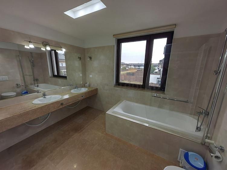 Casă individuală cu 9 camere cu Canalizare în Pipera