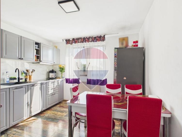 Casă individuală cu 8 camere cu Teren 2220 Mp în Dârza