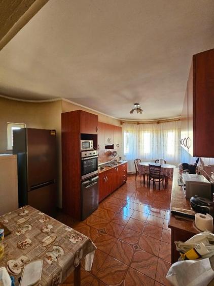 Casă individuală cu 5 camere cu Teren 2500 Mp în Central