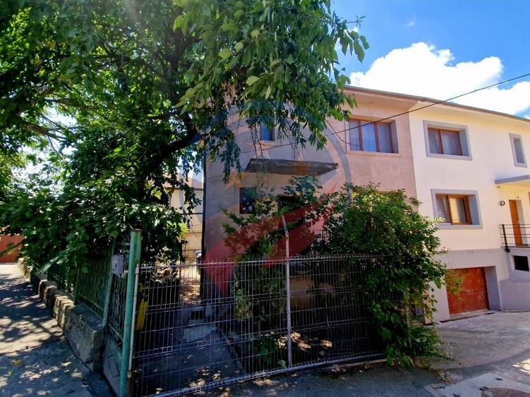 Casă individuală cu 5 camere cu Canalizare în 1 Mai