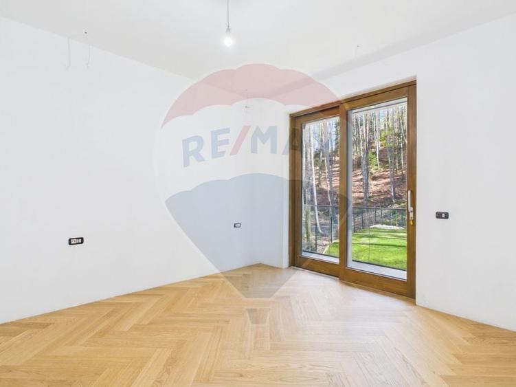 Apartament cu 4 camere decomandat în Calea Moroieni
