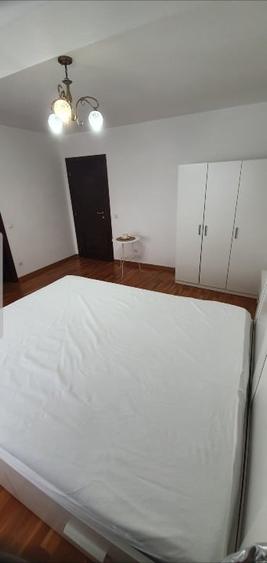 Apartament cu 4 camere semidecomandat, mobilat în Central