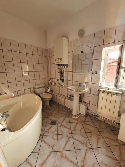 Casă individuală cu 7 camere cu Teren 260 Mp în Cotroceni