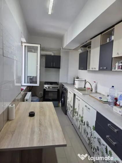 Apartament cu 3 camere semidecomandat în Colentina