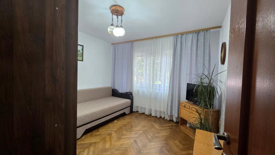 Apartament cu 3 camere decomandat, mobilat în Aradului