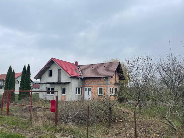 Casă cu 4 camere în Stejeriș