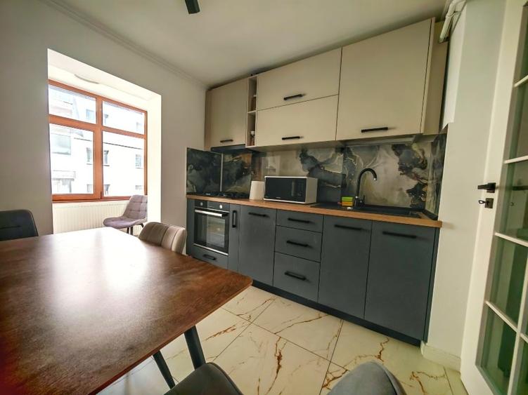Apartament cu 3 camere decomandat, mobilat în Central