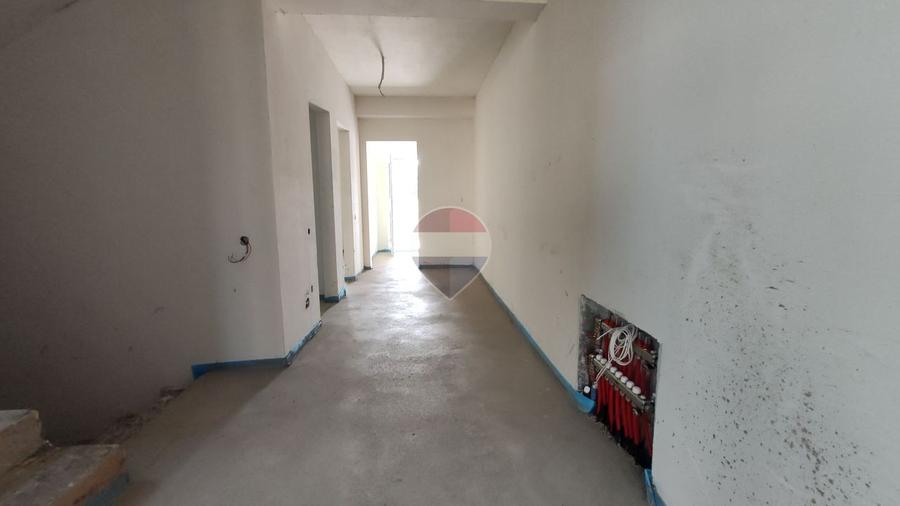 Casă cu 7 camere cu Teren 250 Mp în Florești