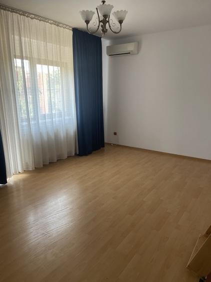 Casă individuală cu 7 camere cu Garaj în Iancu Nicolae