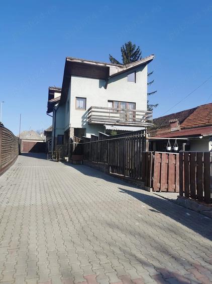 Casă cu 3 camere cu Teren 1958 Mp în Central