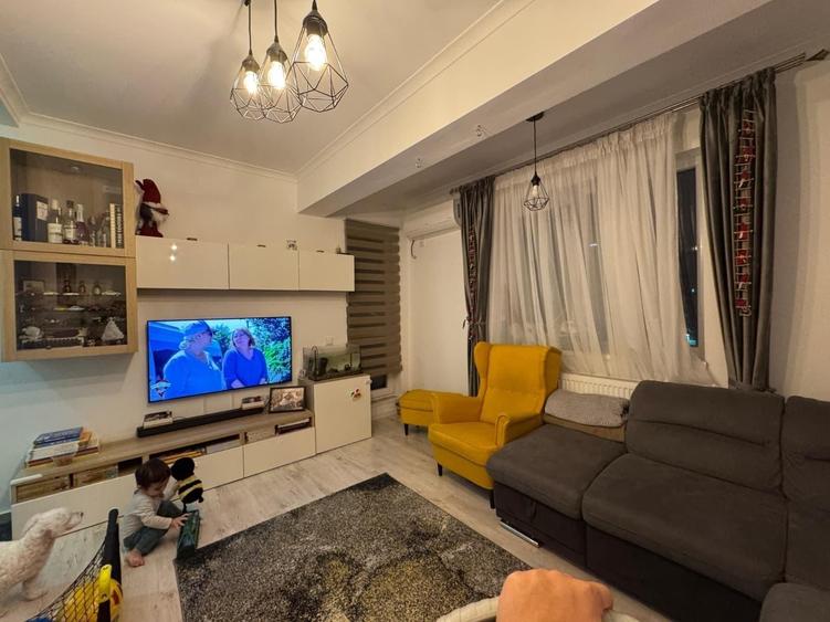 Apartament cu 3 camere decomandat în Roșu