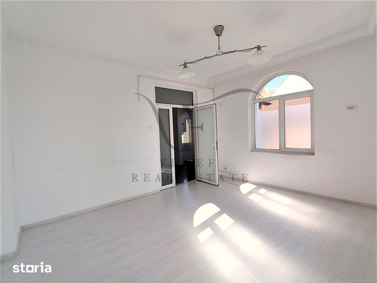 Casă cu 9 camere cu Teren 212 Mp în Eminescu