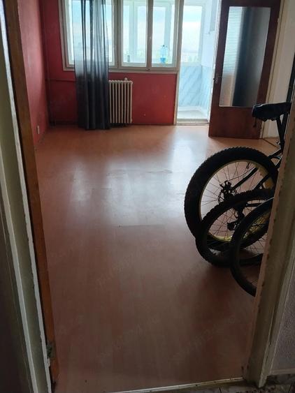 Apartament cu 3 camere semidecomandat în Giulești