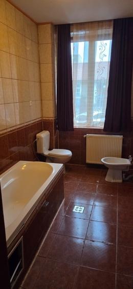 Casă individuală cu 5 camere cu Canalizare în Centrul Civic
