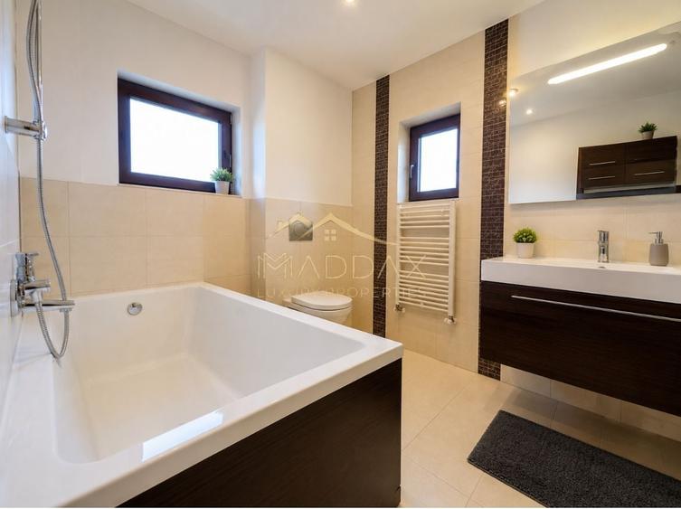 Casă individuală cu 6 camere cu Canalizare în Balotești
