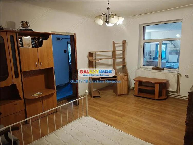 Apartament cu 3 camere decomandat în Chitila