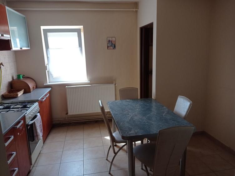 Apartament cu 3 camere semidecomandat în Central