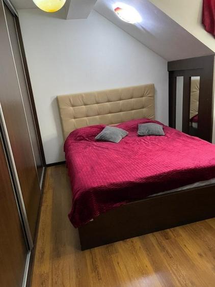 Casă individuală cu 8 camere cu Canalizare în Central