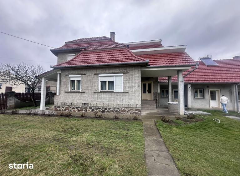 Casă cu 6 camere cu Teren 3103 Mp în Odoreu