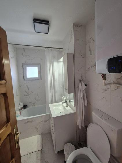 Apartament cu 3 camere semidecomandat, mobilat în Sud