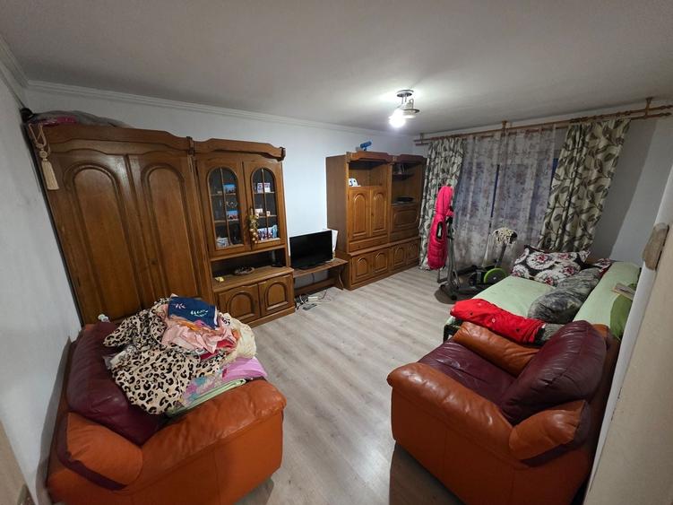Apartament cu 3 camere decomandat în Km 4-5