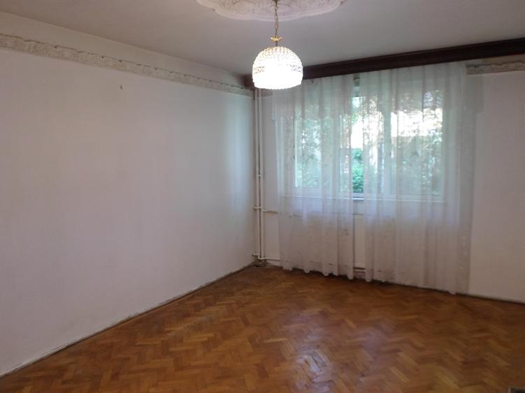 Apartament cu 3 camere decomandat în Cina