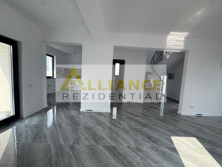 Casă individuală cu 4 camere decomandat cu Canalizare în Berceni