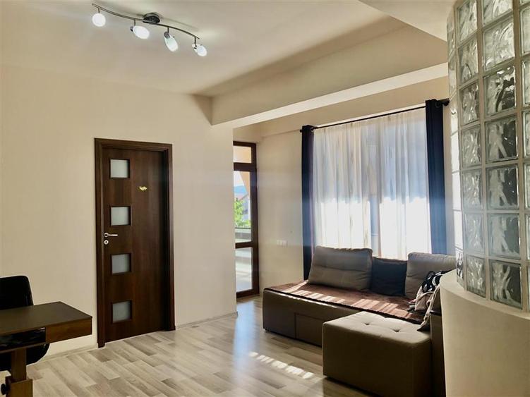 Apartament cu 3 camere decomandat în Tractorul