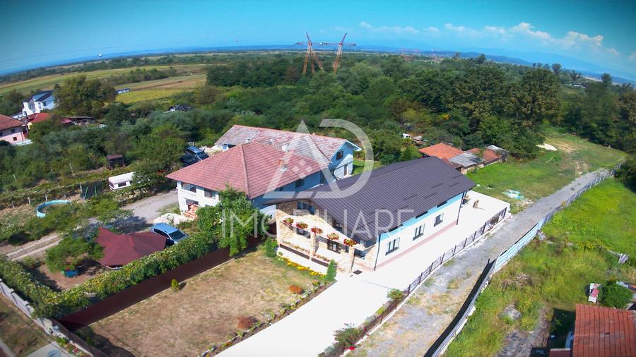 Casă individuală cu 6 camere cu Teren 600 Mp în 9 Mai