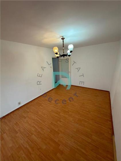 Apartament cu 3 camere decomandat în Astra