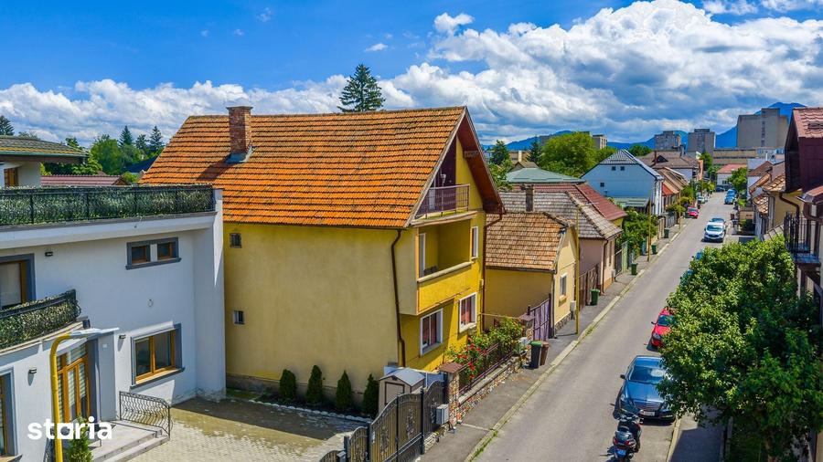 Casă cu 6 camere cu Teren 353 Mp în Tractorul