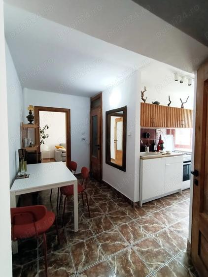 Apartament cu 3 camere semidecomandat, mobilat în Central
