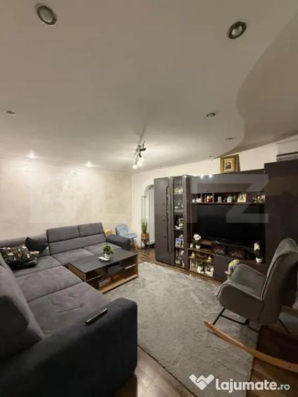Apartament cu 3 camere semidecomandat în Comuna din Paris