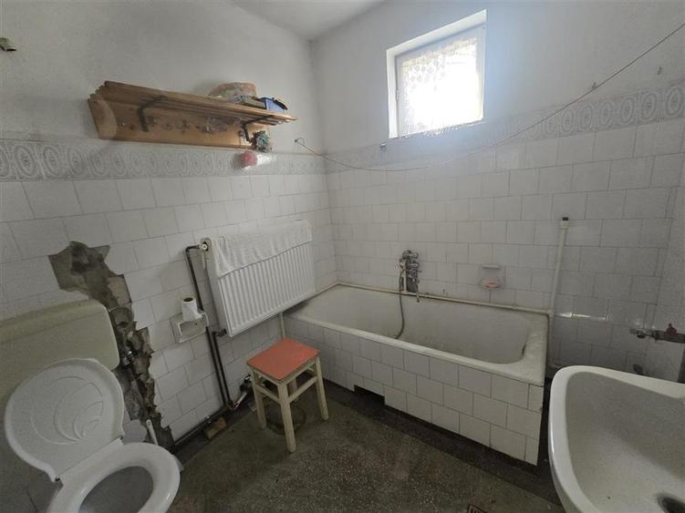 Casă individuală cu 3 camere cu Canalizare în Central