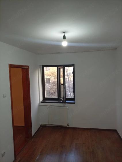 Apartament cu 3 camere semidecomandat în Neptun