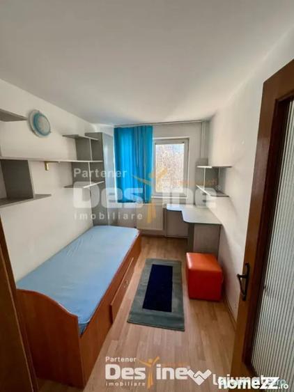 Apartament cu 3 camere semidecomandat în Podu Roș